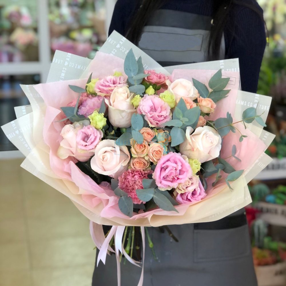 Букет цветов Дыхание Букет цветов из: Розы, Лизиантусы и Гвоздики